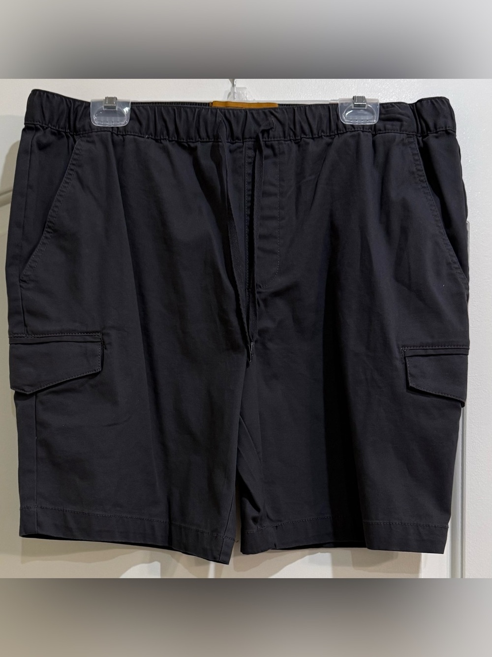 Men’s Red Camel Dark Gray Cargo Shorts. Size L. NWT